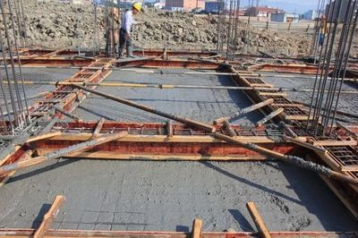 臺金東延段二期項目房建筏板基礎澆筑告捷，建筑勞務分包彰顯專業(yè)協(xié)作